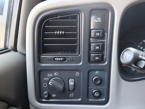 Used 2004 GMC Sierra 2500 SLT w/ Heavy-Duty Power Package AWD/4WD image 28