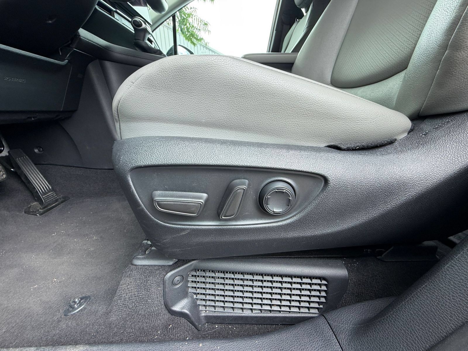 Used 2025 Toyota Sienna XLE FWD image 30