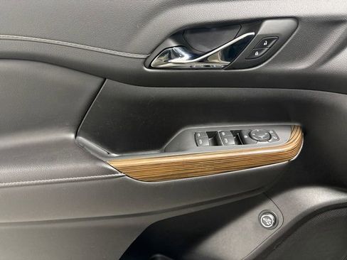 Used 2023 GMC Acadia SLE w/ Driver Convenience Package image 11