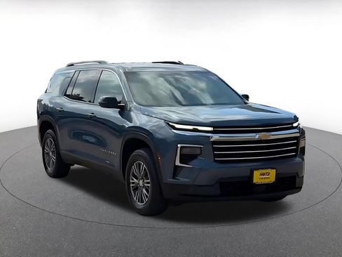 Used 2025 Chevrolet Traverse LT AWD/4WD image 3