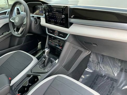 New 2026 Volkswagen Taos SE FWD image 18