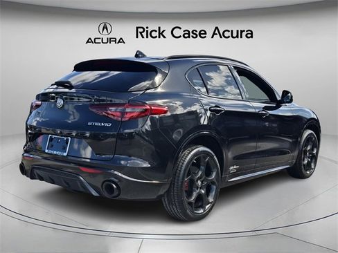 Used 2022 Alfa Romeo Stelvio Veloce image 7