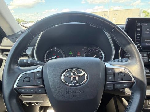 Used 2021 Toyota Highlander XLE AWD/4WD image 17