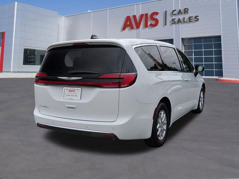 Used 2025 Chrysler Pacifica Select image 6