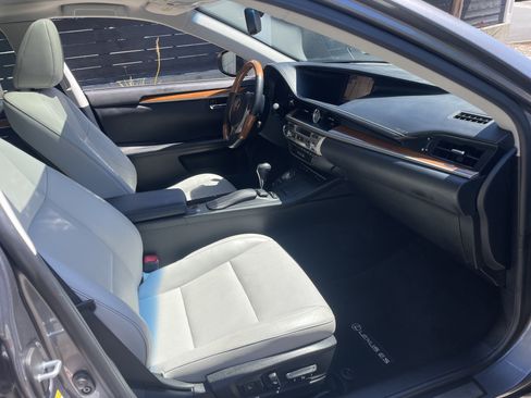 Used 2015 Lexus ES 300h w/ Navigation System Package FWD image 8