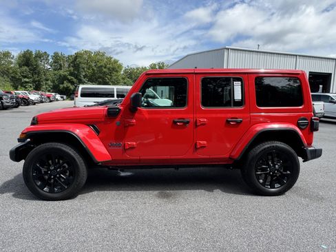 Used 2025 Jeep Wrangler Unlimited Sahara w/ Safety Group AWD/4WD image 8