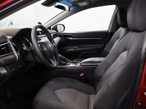 Used 2018 Toyota Camry XLE image 12