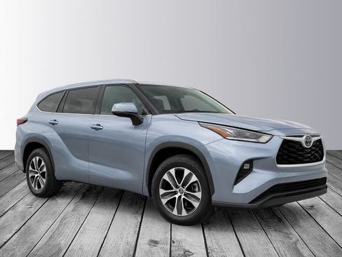 Used 2023 Toyota Highlander XLE FWD image 3