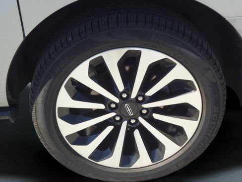 Certified 2023 Lincoln Navigator L Reserve AWD/4WD image 9