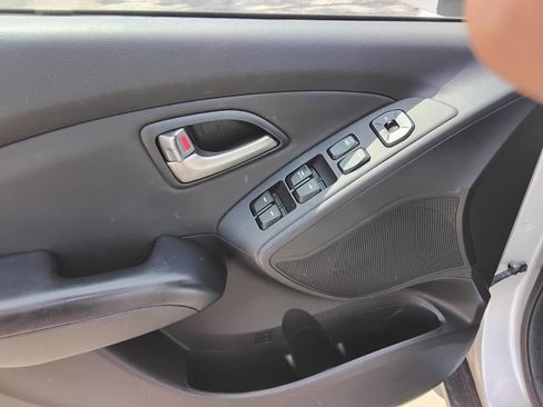 Used 2012 Hyundai Tucson Limited image 9