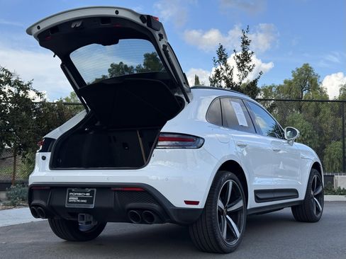 Used 2024 Porsche Macan image 32