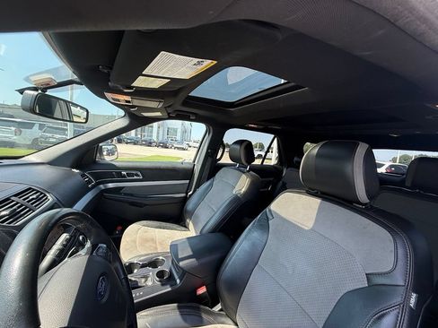 Used 2017 Ford Explorer XLT w/ Equipment Group 202A FWD image 20
