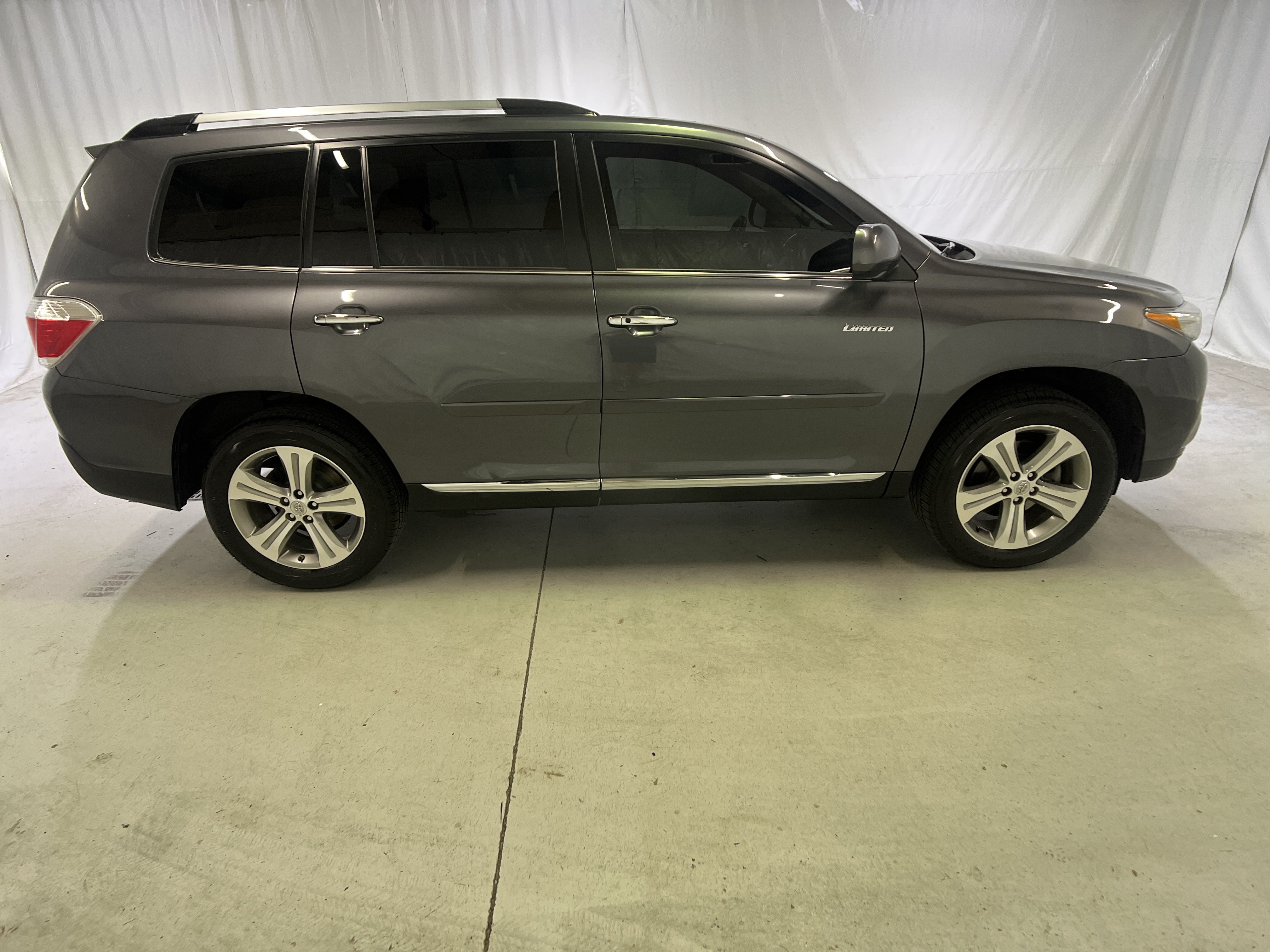 Used 2011 Toyota Highlander Limited w/ Tow Pkg FWD image 12