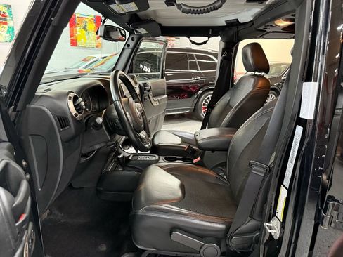 Used 2017 Jeep Wrangler Unlimited Sahara AWD/4WD image 11