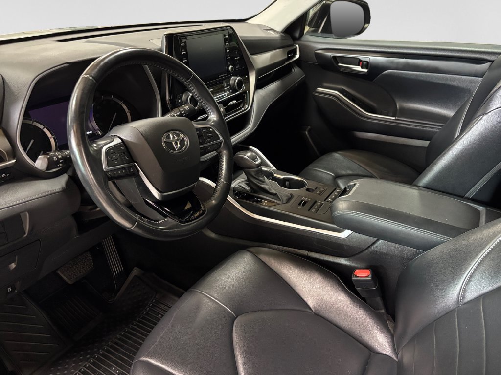 Used 2021 Toyota Highlander XLE AWD/4WD image 30