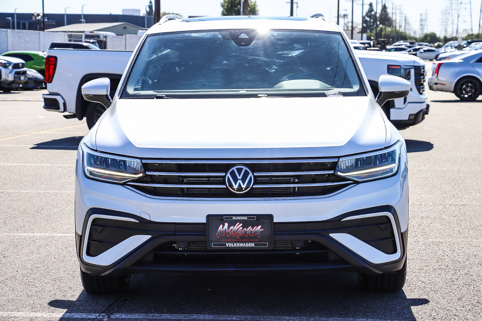 Used 2023 Volkswagen Tiguan SE w/ Panoramic Sunroof Package FWD image 2