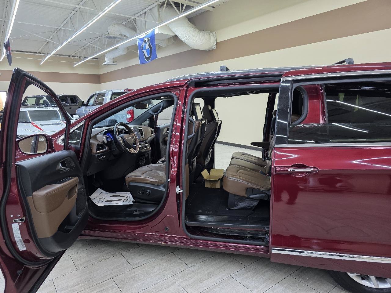 Used 2020 Chrysler Pacifica Limited w/ Advanced Safetytec Group FWD image 17