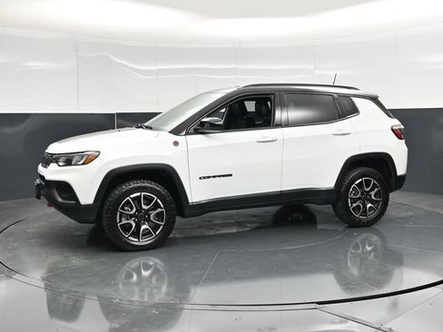 Used 2025 Jeep Compass Trailhawk AWD/4WD image 9