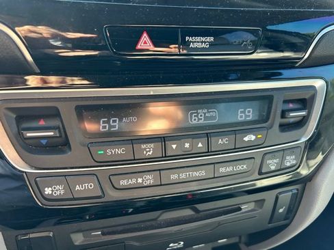 Used 2021 Honda Pilot Touring image 11