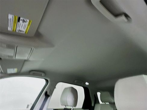 Used 2018 Land Rover Discovery Sport SE image 11