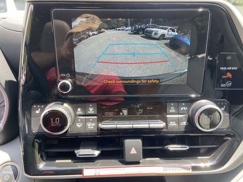 Used 2025 Toyota Highlander XLE AWD/4WD image 25