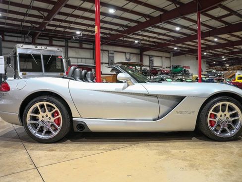 Used 2004 Dodge Viper SRT-10 image 10
