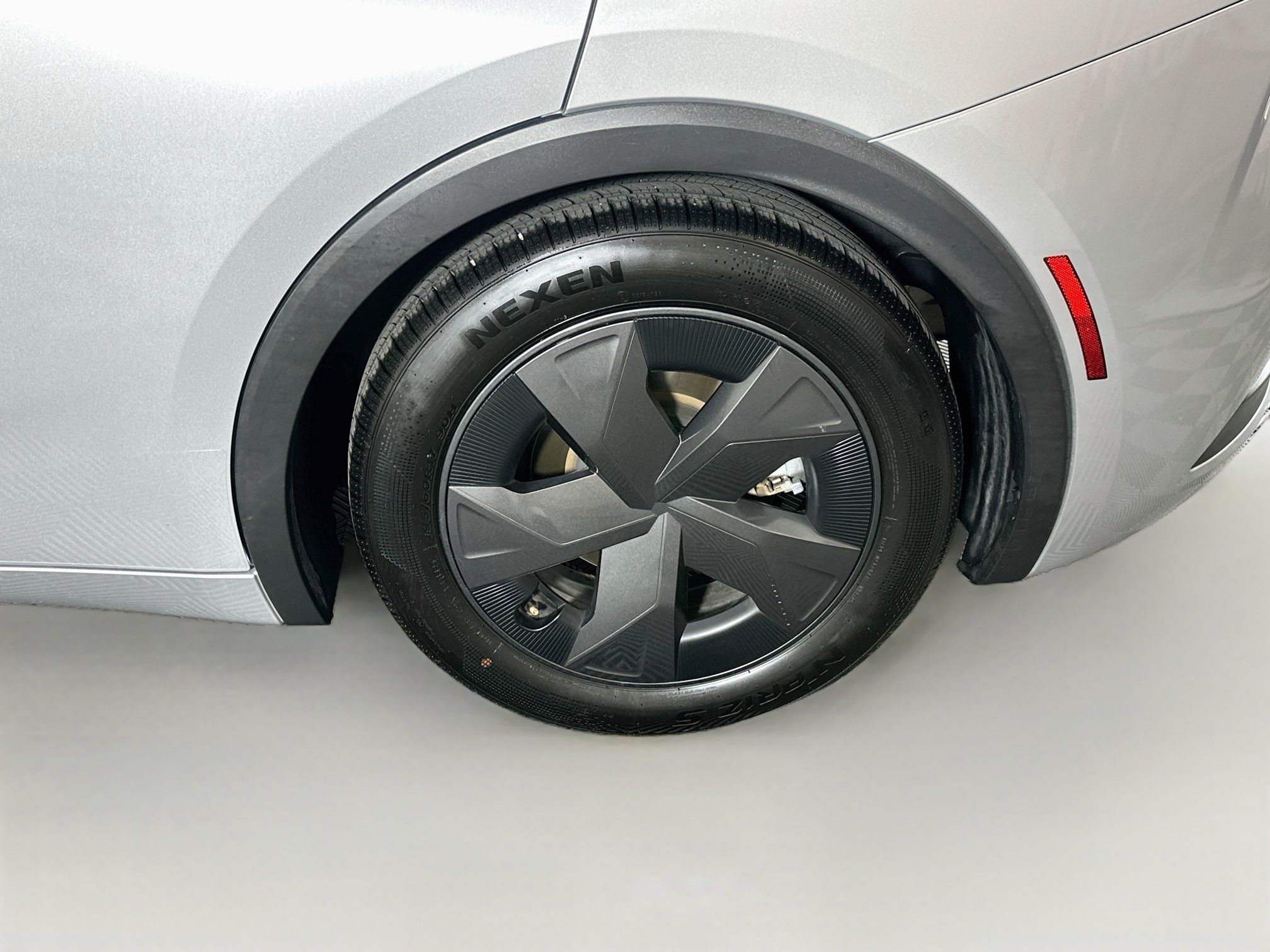 Used 2025 Toyota Prius LE FWD image 11