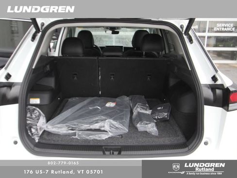 Used 2025 Volkswagen Tiguan SE w/ Panoramic Sunroof Package AWD/4WD image 21