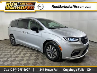 Used 2024 Chrysler Pacifica Select