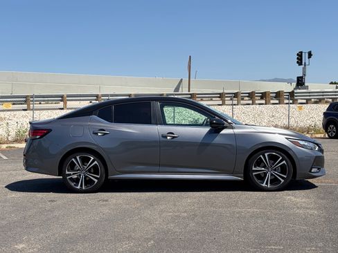 Used 2020 Nissan Sentra SR FWD image 2
