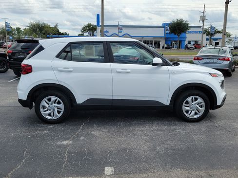 Used 2023 Hyundai Venue SE FWD image 8