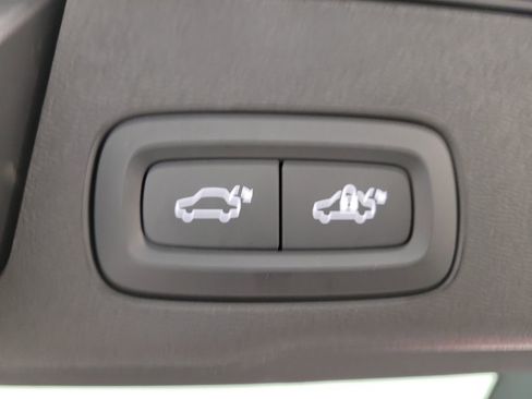 Used 2023 Volvo XC60 B5 Ultimate w/ Protection Package Premier FWD image 12
