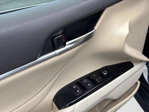 Used 2018 Toyota Camry XLE FWD image 5