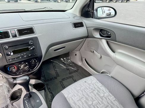 Used 2005 Ford Focus ZX4 Sedan FWD image 18
