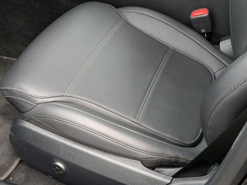 Used 2025 Mercedes-Benz C 300 4MATIC Sedan image 27