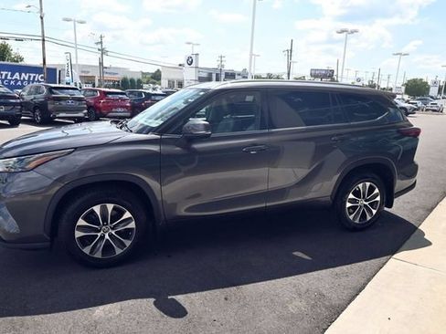 Used 2022 Toyota Highlander XLE AWD/4WD image 16