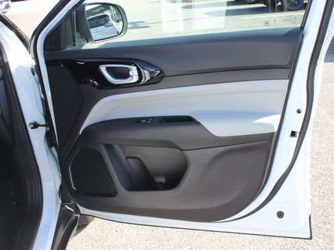 Used 2024 Jeep Compass Limited image 30