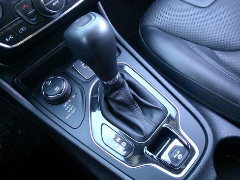 Used 2019 Jeep Cherokee Overland w/ Trailer Tow Group image 32