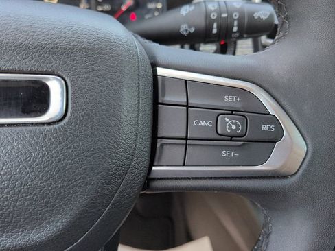 Used 2025 Jeep Compass Latitude AWD/4WD image 18