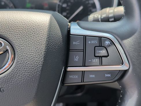 Used 2021 Toyota Highlander XLE AWD/4WD image 25