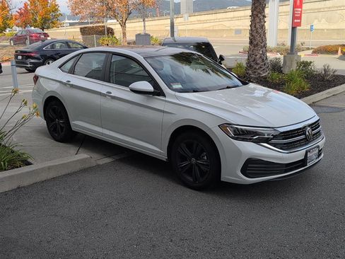 Used 2022 Volkswagen Jetta SE w/ Panoramic Sunroof Package image 5