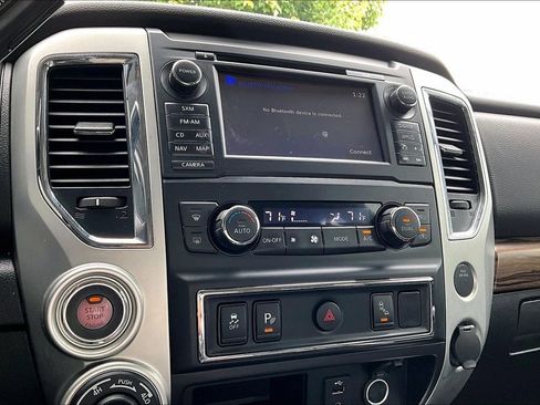 Used 2018 Nissan Titan SL AWD/4WD image 16
