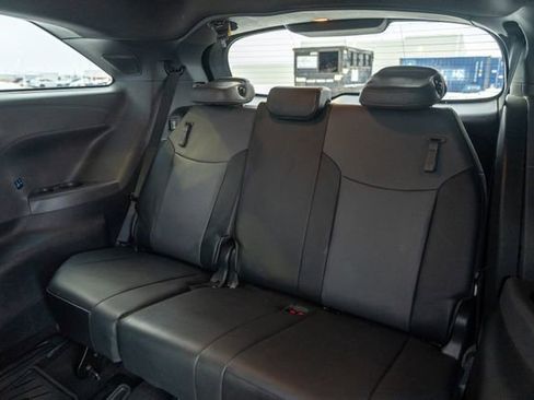 Used 2022 Toyota Sienna XLE Woodland Edition image 17