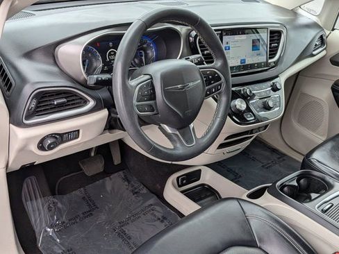 Used 2023 Chrysler Pacifica Touring-L FWD image 17