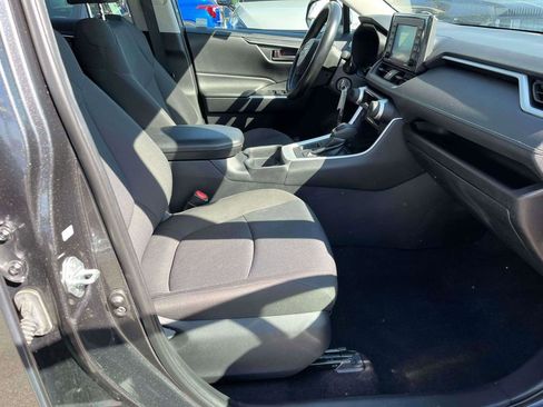 Used 2021 Toyota RAV4 LE FWD image 12