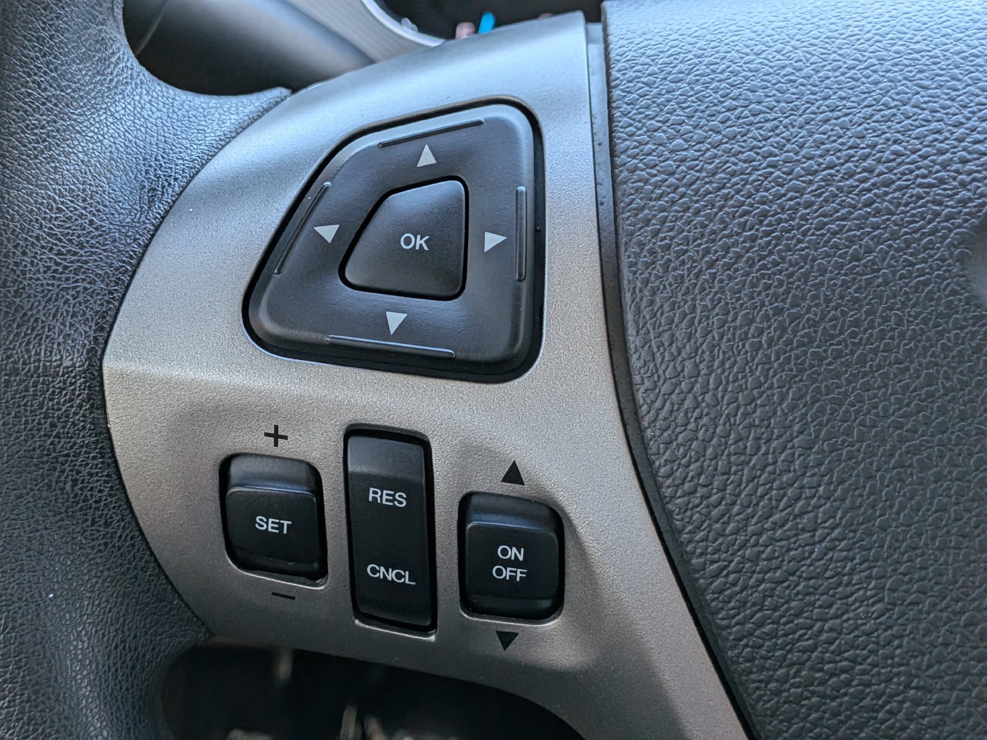 Used 2015 Ford Taurus SE FWD image 25