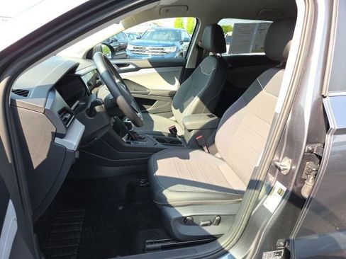 Used 2024 Volkswagen Taos SE image 9