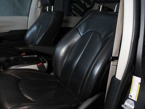 Used 2018 Chrysler Pacifica Touring-L Plus w/ Tire & Wheel Group FWD image 23