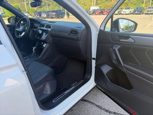 Certified 2023 Volkswagen Tiguan SE R-Line AWD/4WD image 17