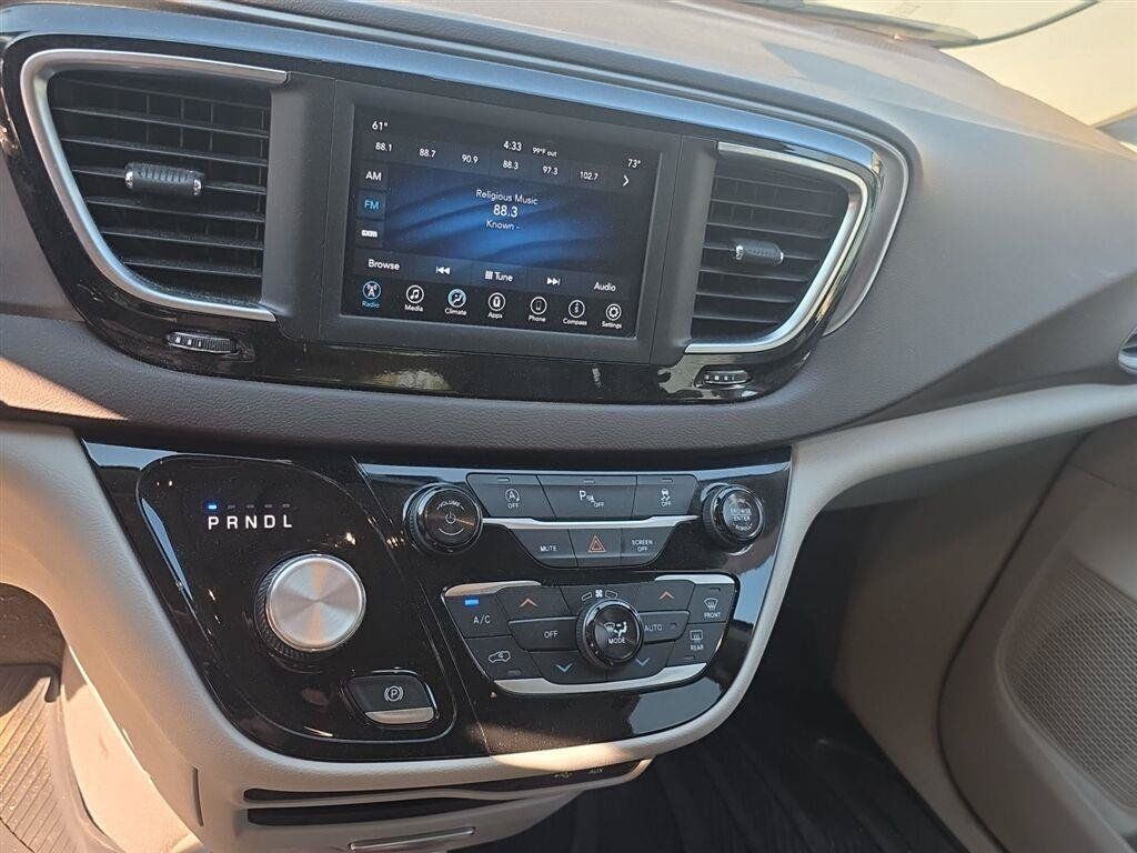 Used 2018 Chrysler Pacifica Touring Plus FWD image 12